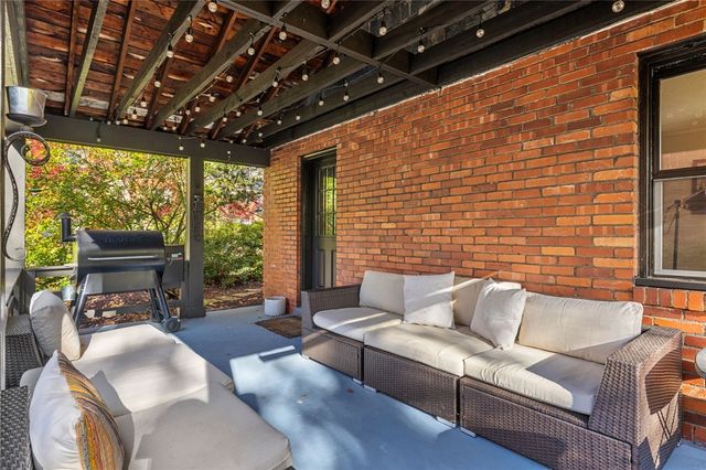 747 Fruithurst Dr, Mt Lebanon, PA 15228