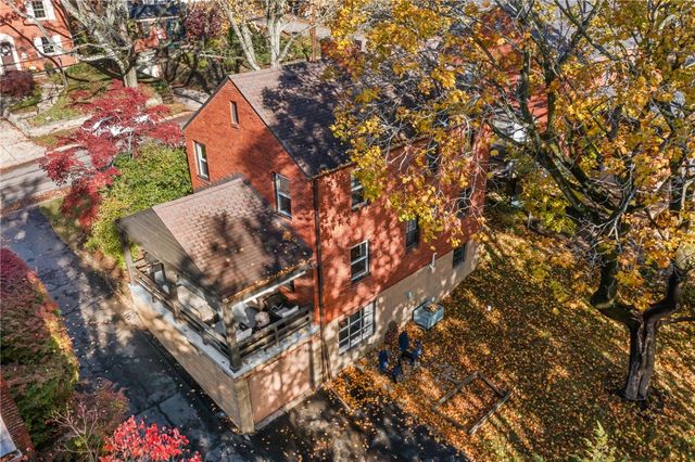 747 Fruithurst Dr, Mt Lebanon, PA 15228