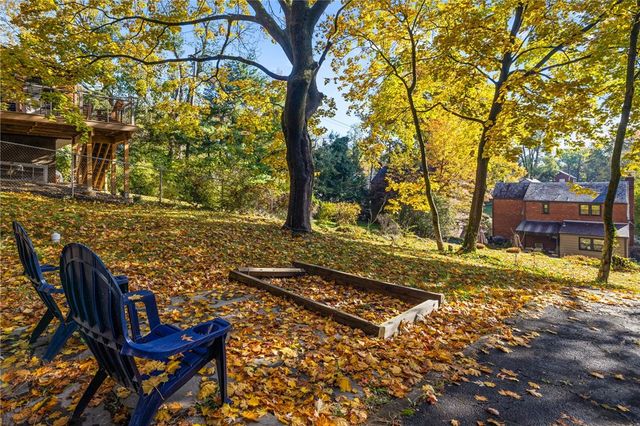 747 Fruithurst Dr, Mt Lebanon, PA 15228