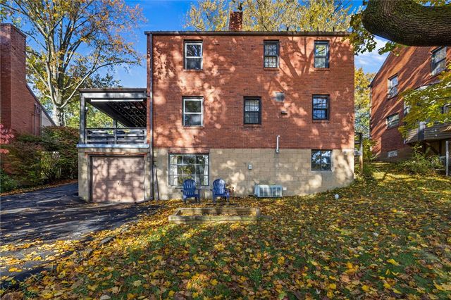 747 Fruithurst Dr, Mt Lebanon, PA 15228