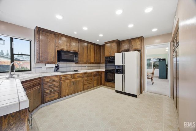 7016 Seapines Drive, Bakersfield, CA 93309