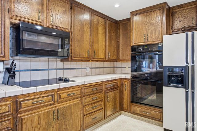 7016 Seapines Drive, Bakersfield, CA 93309