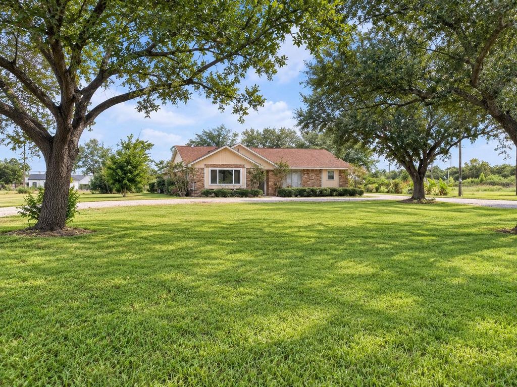 1103 County Road 281, Alvin, TX 77511