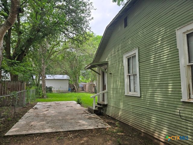 1219 Saint Michael Street, Gonzales, TX 78629