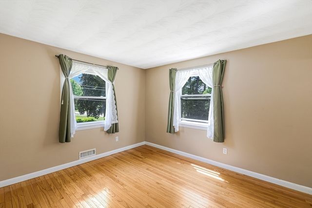 14 Raymond Rd, Chelmsford, MA 01824