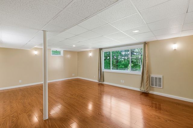 14 Raymond Rd, Chelmsford, MA 01824