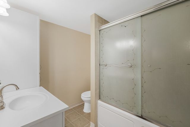 14 Raymond Rd, Chelmsford, MA 01824