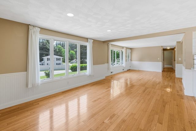 14 Raymond Rd, Chelmsford, MA 01824