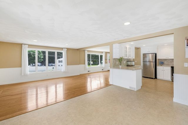 14 Raymond Rd, Chelmsford, MA 01824
