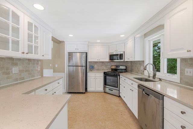 14 Raymond Rd, Chelmsford, MA 01824