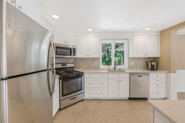 14 Raymond Rd, Chelmsford, MA 01824