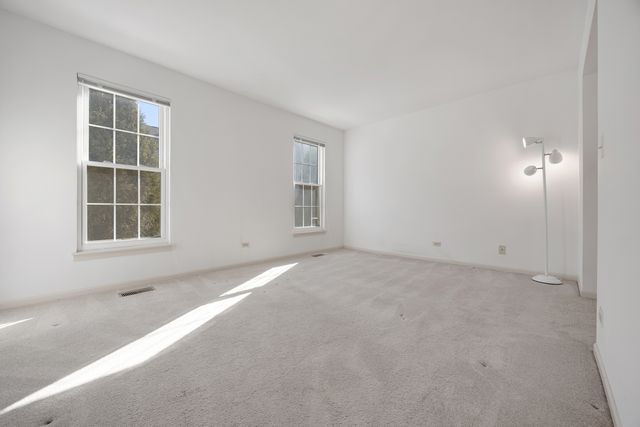 171 Old Oak Court W, Buffalo Grove, IL 60089