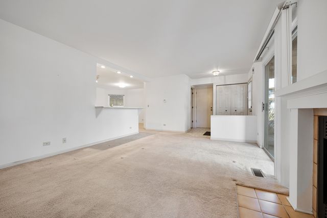 171 Old Oak Court W, Buffalo Grove, IL 60089