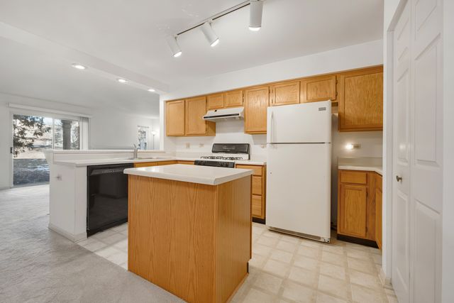 171 Old Oak Court W, Buffalo Grove, IL 60089