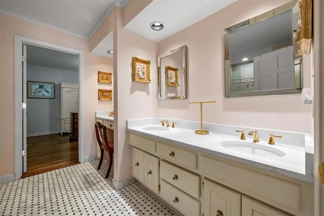4 Le Mans Court, Prairie Village, KS 66208