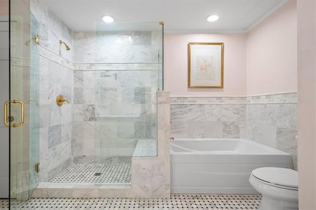 4 Le Mans Court, Prairie Village, KS 66208