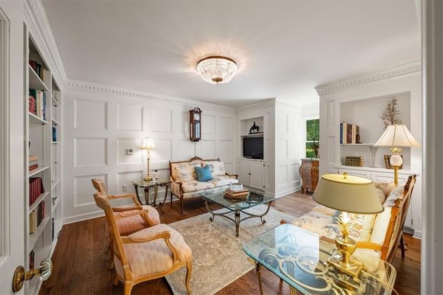 4 Le Mans Court, Prairie Village, KS 66208