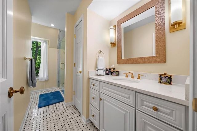 4 Le Mans Court, Prairie Village, KS 66208