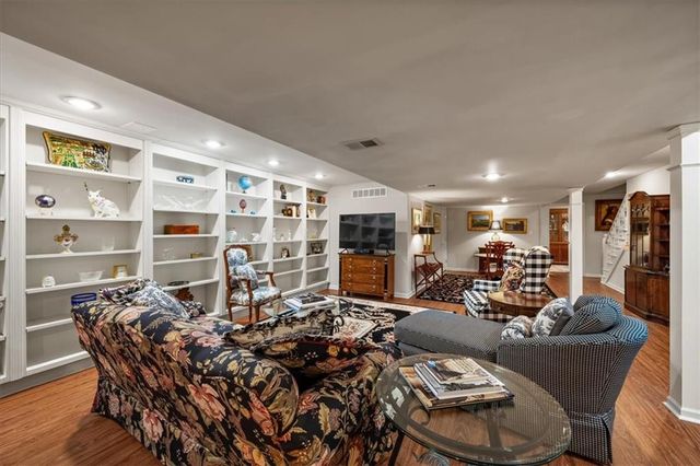 4 Le Mans Court, Prairie Village, KS 66208