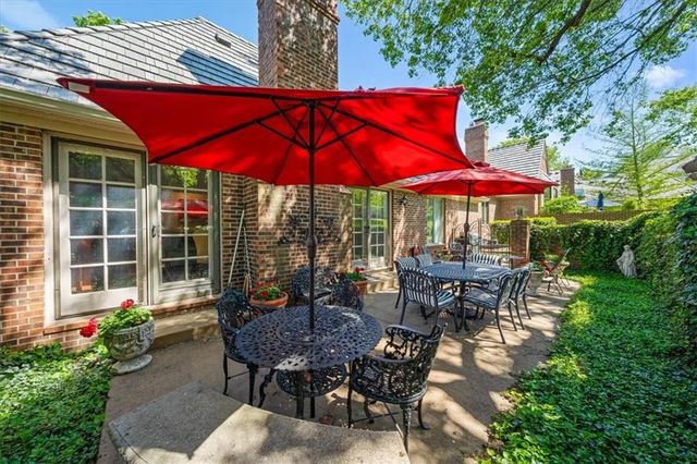 4 Le Mans Court, Prairie Village, KS 66208
