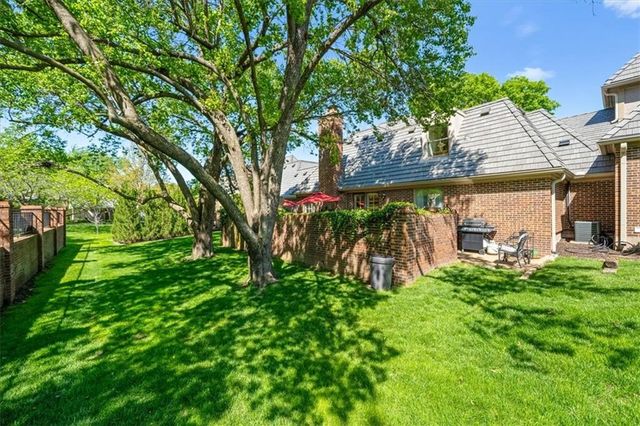 4 Le Mans Court, Prairie Village, KS 66208