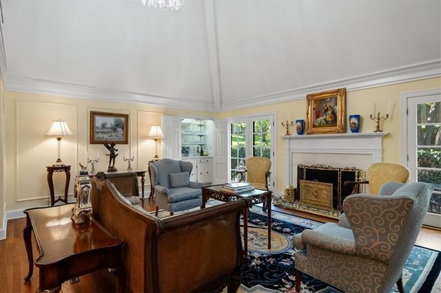 4 Le Mans Court, Prairie Village, KS 66208