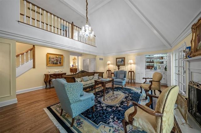 4 Le Mans Court, Prairie Village, KS 66208