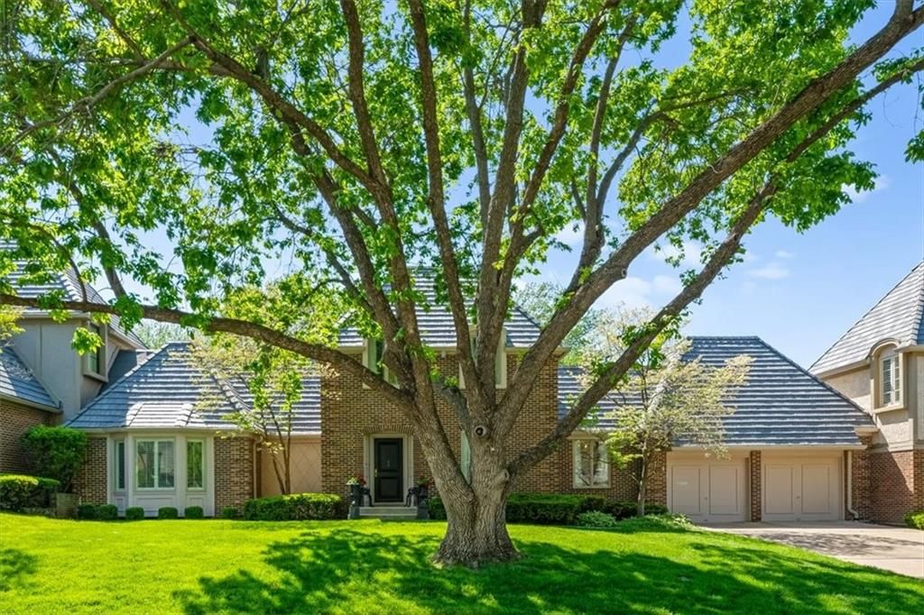 4 Le Mans Court, Prairie Village, KS 66208