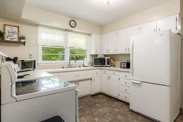 2530 Sunset Drive, Beloit, WI 53511