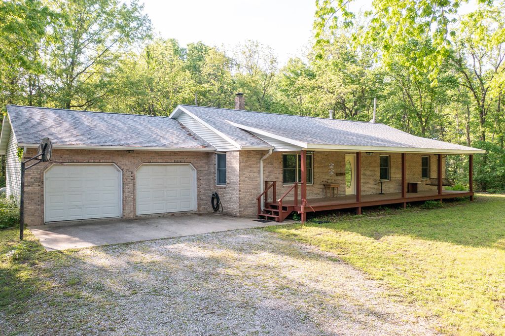 Image 1 of property listing at 4685 Keller Road, Iuka, IL 62849