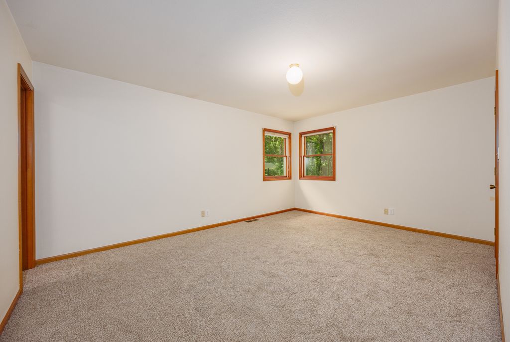 Image 11 of property listing at 4685 Keller Road, Iuka, IL 62849