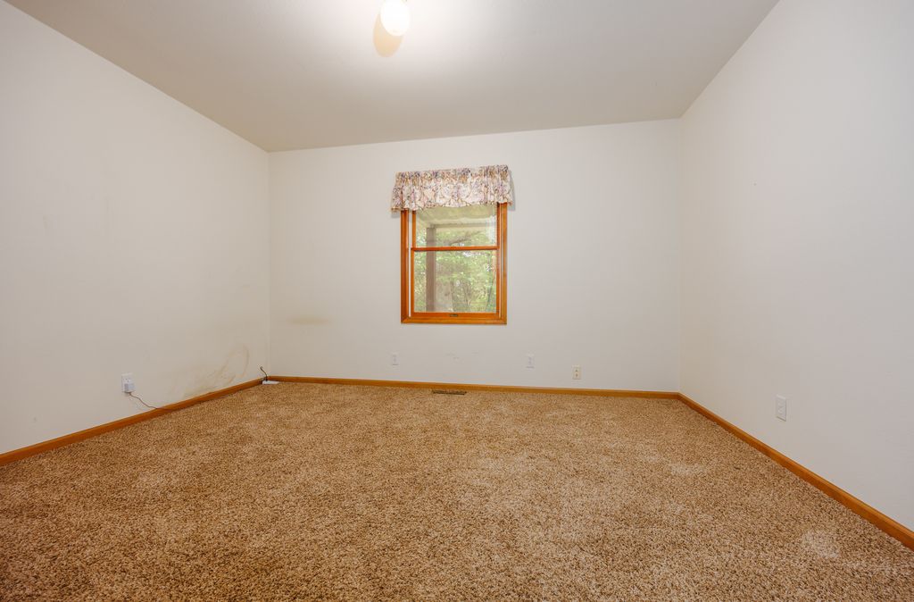 Image 13 of property listing at 4685 Keller Road, Iuka, IL 62849