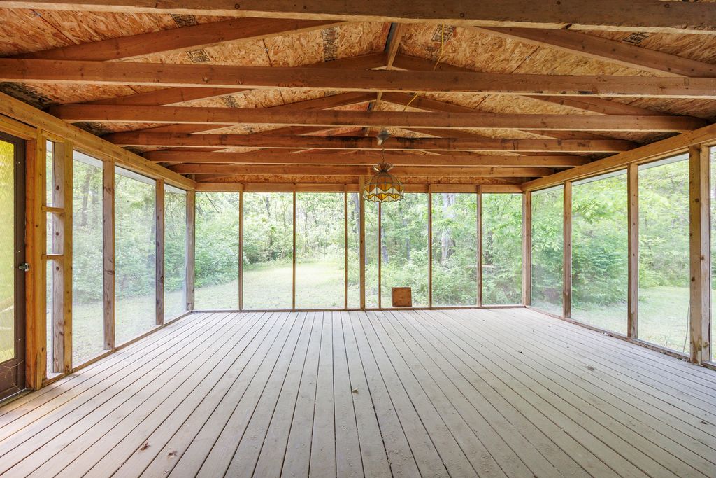 Image 16 of property listing at 4685 Keller Road, Iuka, IL 62849