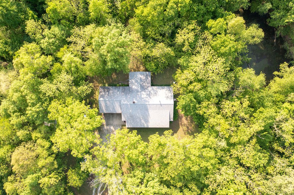 Image 3 of property listing at 4685 Keller Road, Iuka, IL 62849