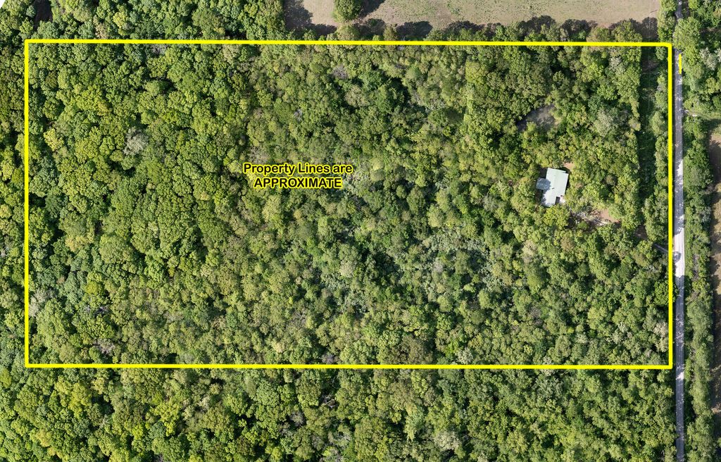 Image 4 of property listing at 4685 Keller Road, Iuka, IL 62849