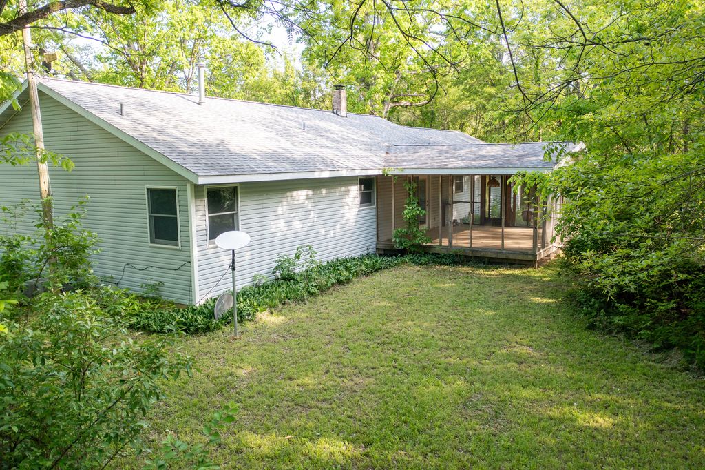 Image 5 of property listing at 4685 Keller Road, Iuka, IL 62849