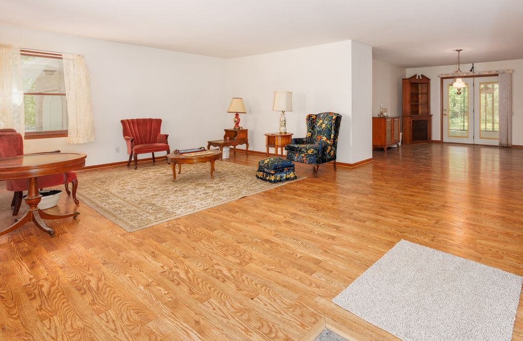 Image 6 of property listing at 4685 Keller Road, Iuka, IL 62849