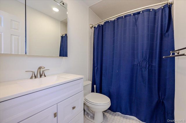 95 Aspen Drive E, Woodbury, NY 11797
