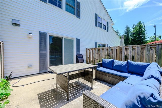 95 Aspen Drive E, Woodbury, NY 11797