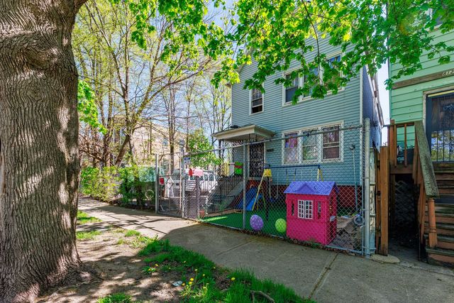 8119 S Escanaba Avenue, Chicago, IL 60617