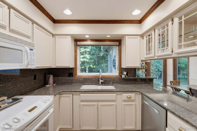 2593 Hounds Chase Drive, Troy, MI 48098