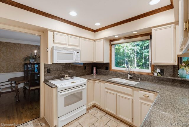 2593 Hounds Chase Drive, Troy, MI 48098