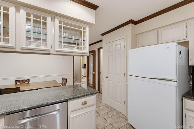 2593 Hounds Chase Drive, Troy, MI 48098