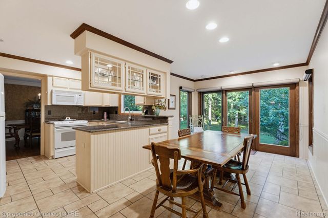 2593 Hounds Chase Drive, Troy, MI 48098