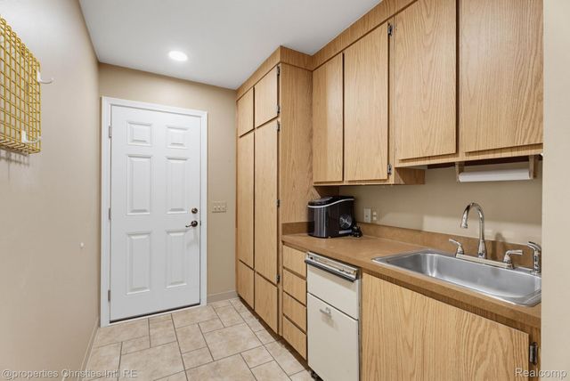 2593 Hounds Chase Drive, Troy, MI 48098