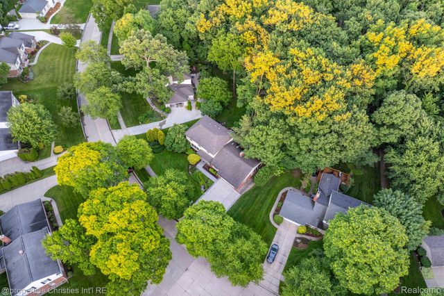 2593 Hounds Chase Drive, Troy, MI 48098