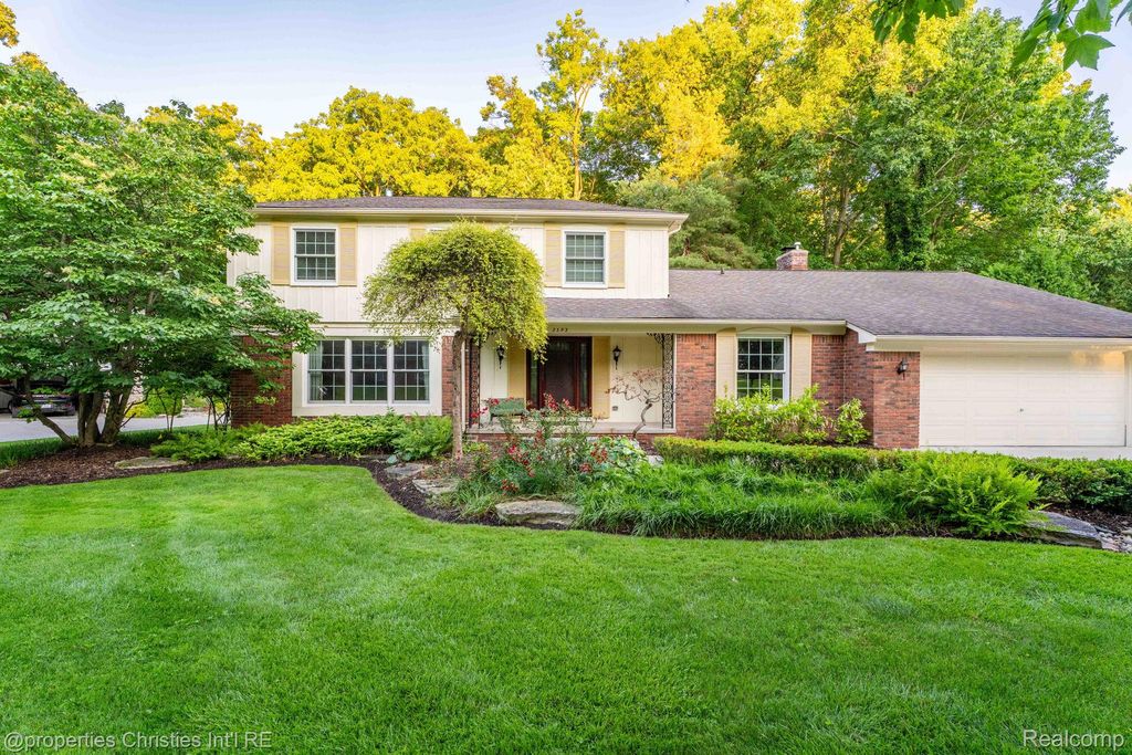 2593 Hounds Chase Drive, Troy, MI 48098