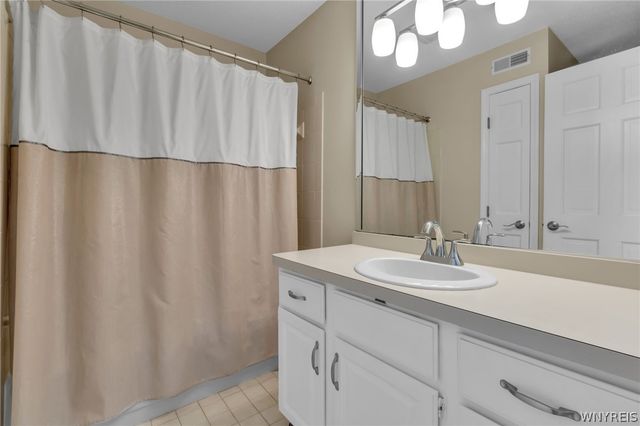 660 Youngs Road E, Amherst, NY 14221