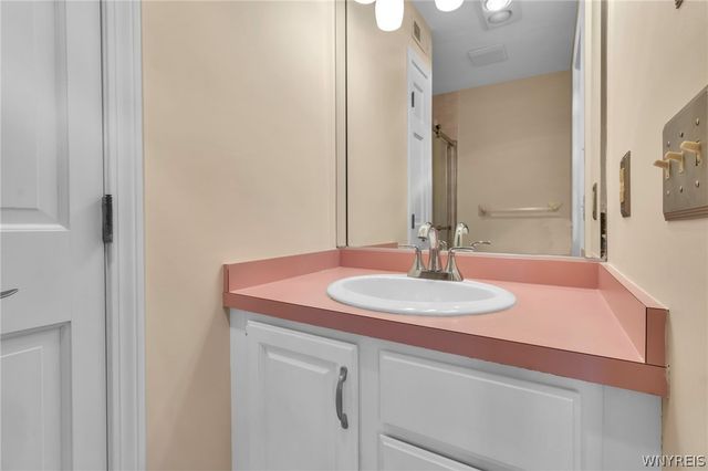 660 Youngs Road E, Amherst, NY 14221