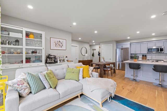 10-16 Everett 204, Boston, MA 02128